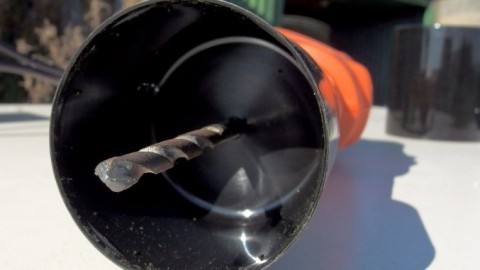Bohrstaub beim Senkrechtbohren mit Spraydosendeckel vermeiden
