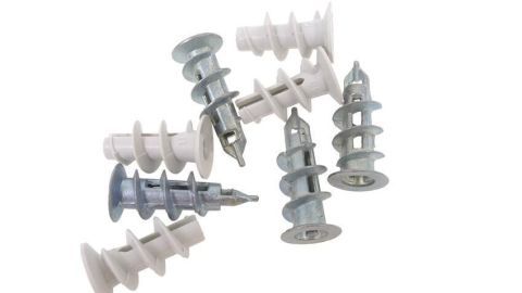 Rigipswände erfordern spezielle Dübel wie diese Spiralanker aus Metall und Kunststoff. Lies den Artikel, um zu erfahren, wie du diese Dübel effektiv einsetzt, um sicheren Halt in Gipskartonplatten zu gewährleisten. Metall- und Kunststoff-Dübel liegen auf weißem Hintergrund, bereit zur Verankerung in Rigipsplatten.