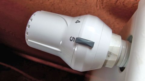 Zu Beginn der Heizperiode bleibt oft die Heizung kalt, obwohl der Thermostat geöffnet ist. Was kann man tun? Ein Thermostat, das auf eine Temperatur eingestellt ist, öffnet nicht und sorgt dafür, dass die Heizung kalt bleibt.
