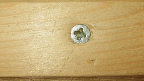 Bei dünnem, trockenem Holz kann vorkommen, dass man beim Schrauben das Holz spaltet. Hierzu eine einfache aber sehr effektive Lösung, dies zu verhindern. Eine Schraube sitzt fest in einem Holzstück, während sie in die Holzoberfläche eingeschraubt wird, um Holzspaltung zu vermeiden.