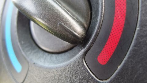 Der Temperaturregler im Auto zeigt blau und rot, was die Überprüfung der Heizung im Auto anzeigt.
