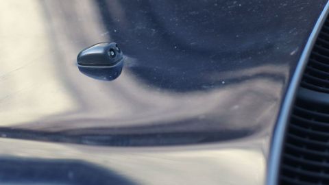 Ein schwarzes Scheibenwaschdüse am Auto, das sauber aussieht und ohne Verstopfung im Licht glänzt.