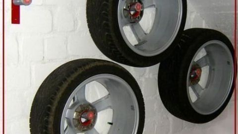 Mit dieser Wandhalterung lagerst Du Autoreifen platzsparend und ordentlich – perfekt für Keller oder Garage!