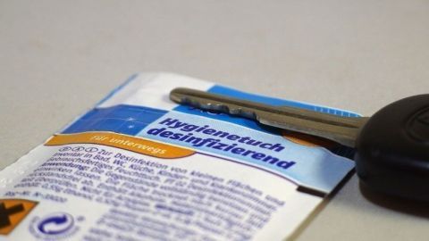 Ein Schlüssel liegt auf einem Desinfektionstuch, das zur Bekämpfung von Vergesslichkeit und Hygiene dient.