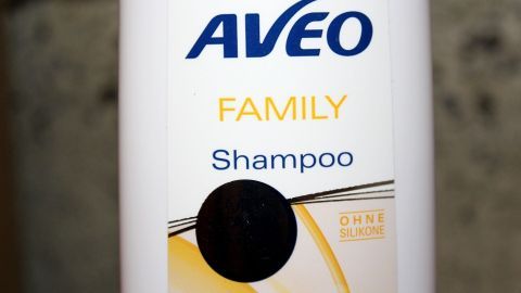 Ein Flasche Shampoo steht vor einem grauen, neutralen Hintergrund. Sie ist für die Autowäsche bestimmt und zeigt die Marke AVEO.