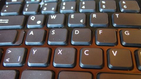 Nahaufnahme einer PC-Tastatur mit abgenutzten Tasten, ideal zum Reinigen in einem sauberen Raum.