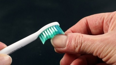 Saubere Fingernägel mit elektrischer Zahnbürste