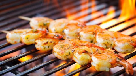 Auf dem Grill: Kleine Würstchen oder Garnelen einfach wenden