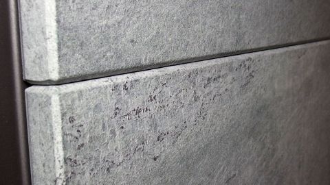 Graue Fliesen mit glatter Oberfläche stehen eng zusammen, ideal für das Bohren in harten Naturstein oder harten Fliesen.