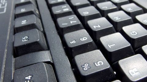 Wer die Tastatur nicht mehr reinigen kann oder möchte, kann sich im nächstgelegenen Geschäft meist günstig (ab 8€) eine neue kaufen. Eine verschmutzte Tastatur wird von oben fotografiert, zeigen die Tasten und ihre Struktur in einem technischen Umfeld.