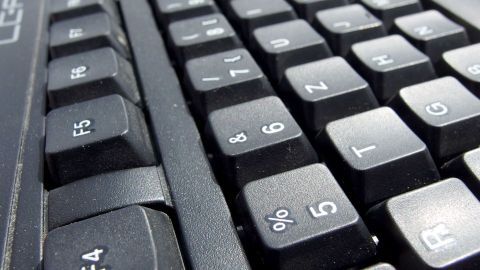 Verschmutzte Tastatur reinigen IV