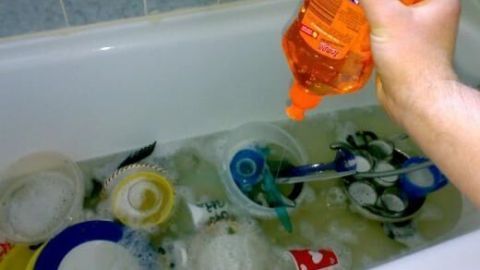 Geschirr in der Badewanne