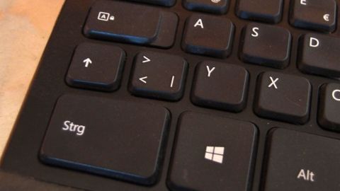 Eine Computer-Tastatur zeigt die "Strg"-Taste und angrenzende Tasten, leicht schräg von oben fotografiert.