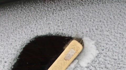 Auto schnell vom Schnee befreien mit einem großen Besen