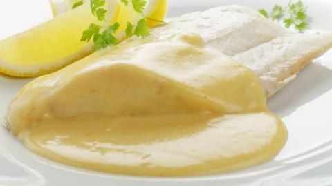 Schneller Genuss: Probiere die cremige Senfsoße zum Fisch, wie im Tipp erklärt – perfekt mit frischen Kräutern und Zitrone.