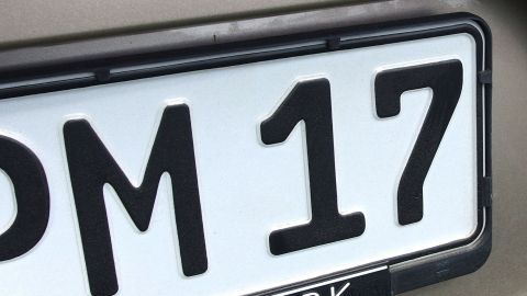 Mit harzfreiem Öl Insekten auf Stoßstange und Nummernschild verhindern. Habe beste Erfahrung gemacht, vor allem bei langen Autobahnfahrten. Eine Nummernschild mit der Aufschrift "PM 17" ist sichtbar, umgeben von einer hellen Stoßstange. Insekten sind dort nicht zu sehen.