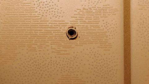 Ich hatte Probleme mit der Farbe meiner Fliesen, wenn ich Dübellöcher schließen wollte. Mein Tipp an alle, die dieses Problem auch haben ... Ein Fliesenboden mit einem sichtbaren Dübelloch in der Mitte, umgeben von glatter, beiger Fliesenoberfläche.