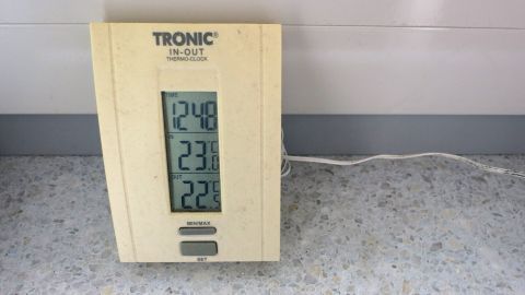 Ein Außensensor im Auto kann dir beim Überwachen der Temperatur helfen, um Hitzestaus zu vermeiden. Der Artikel erklärt, wie du mit einem einfachen Thermo-Clock die Außen- und Innentemperaturen im Blick behältst. Thermo-Uhr zeigt Zeit (12:48), Innentemperatur (23,8°C) und Außentemperatur (22,9°C) an, kabelgebunden auf grauem Boden.