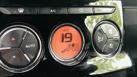 Wenn du im Sommer in dein heißes Auto steigst, solltest du es langsam herunterkühlen, um keine Erkältung zu riskieren. Stelle die Klimaanlage nicht direkt auf 20 Grad, sondern fange bei 25 Grad an.