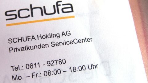 Einmal im Jahr kann man über www.meine-SCHUFA.de eine kostenlose Schufa-Auskunft erhalten! Eine Servicekarte der SCHUFA Holding AG zeigt Kontaktinformationen und Öffnungszeiten für kostenlose Auskünfte.