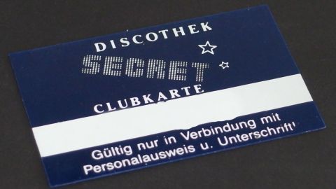 Eine blaue Clubkarte aus Scheckkartenformat liegt auf einem dunklen Untergrund, versehen mit dem Text und Hinweis zur Gültigkeit.