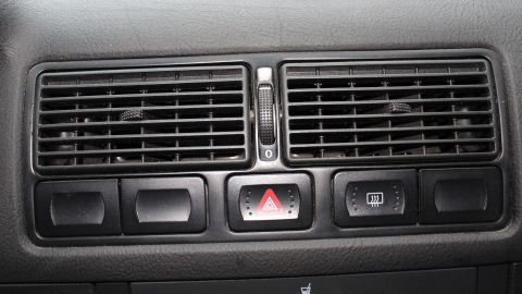 Die Heizungsdüsen im Auto sind sichtbar, die Bedienelemente zeigen Anzeichen von Verschmutzung und nutzen sich.