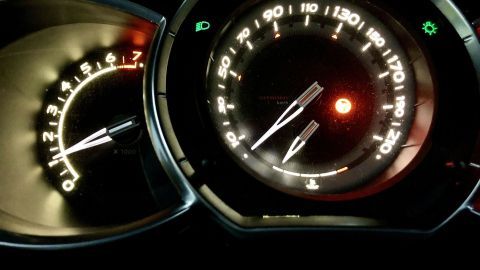 Ein Tachometer zeigt die aktuellen Geschwindigkeits- und Drehzahlwerte während des Warmfahrens eines Autos an.