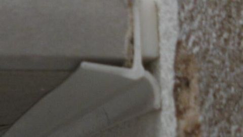 Ein Gipskartonprofil verbindet die Decke mit der Wand in einem sanften Übergang, um einen optimalen Deckenanschluss zu gewährleisten.