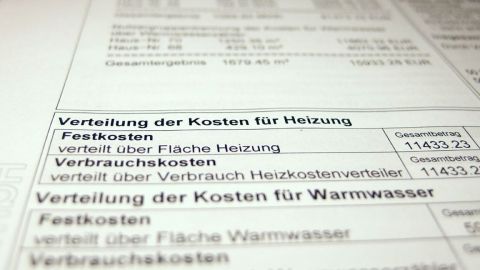 Mit einem Heizkörperreflektor kann man Heizkosten sparen Ein Dokument zeigt die Verteilung der Heizkosten und verbrauchsabhängige Faktoren für Heizung und Warmwasser.