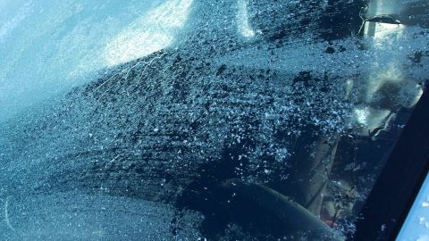 Ein beschlagener Autofenster ist mit einer selbstgemachten Enteisungsspray-Lösung behandelt, während es draußen kalt ist.