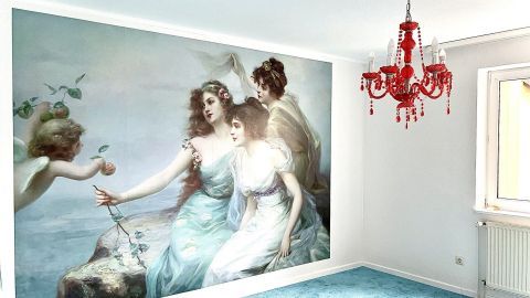 Eine Wand mit einem großen, romantischen Wandgemälde zeigt Frauen in eleganten Kleidern in einem hellen Raum mit blauen Teppich.