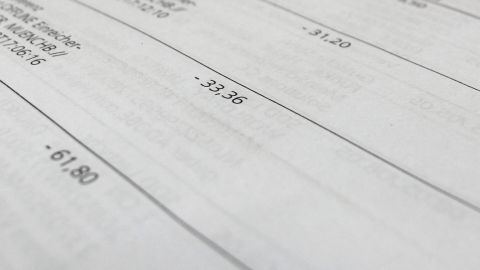 Eine Übersicht von Ausgaben auf einem abgedruckten Dokument, das zur Ausgabenkontrolle dient, mit verschiedenen Beträgen.