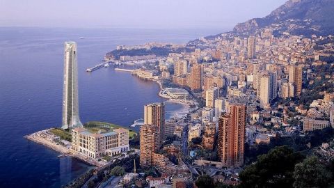 Wer im Urlaub keine bösen Überraschungen erleben will, sollte sich vor dem Buchen schlau machen und Hotelbeurteilungen im Internet lesen. Ein hochmodernes Hotel ragt an der Küste hervor, umgeben von Stadtlandschaft und klarem Wasser, ideal für Urlauber.
