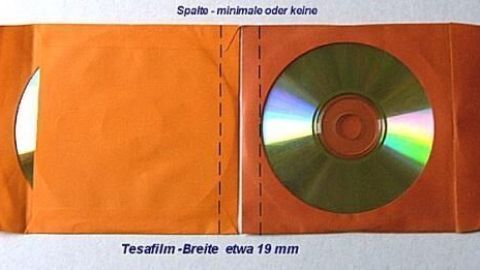 Eine orangefarbene Papierhülle hält eine CD und zeigt ihre Fähigkeit, Discs platzsparend zu organisieren.