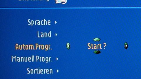 Im Bild sind Einstellungen auf einem Fernseher zu sehen, wo Optionen wie Sprache und Land ausgewählt werden.