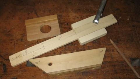 Ein komfortabler Anschlag aus Holz liegt auf einem Tisch, während ein Werkzeug zum Anzeichnen für präzise Arbeiten bereitsteht.