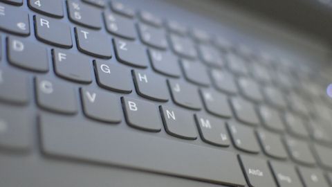 Eine ausländische Tastatur liegt im Fokus, während man auf die Tasten mit Sonderzeichen schaut, die unordentlich angeordnet sind.