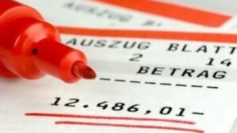 Ein roter Stift markiert den Betrag 12.486,01 € auf einem Bankauszug, der „AUSZUG BLATT 2 14 BETRAG“ zeigt.
