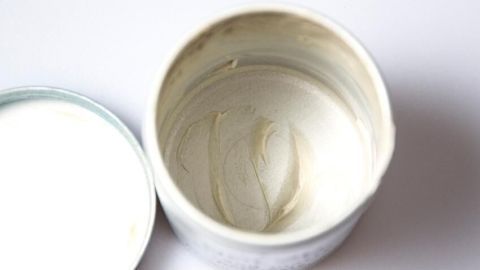 Eine geöffnete Dose mit Haargel-Ersatz steht auf einem weißen Untergrund, der Deckel ist abgenommen und liegt daneben.