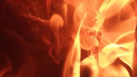 Flammen tanzen lebendig und erzeugen ein Holzfeuer, das Wärme ausstrahlt und in einem gemütlichen Kamin brennt.