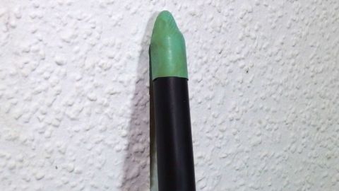 Ein Besen ist an einer Wand gelehnt, bleibt stabil und fällt nicht um, was eine praktische Lösung für Ordnung bietet.