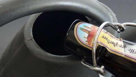 Abgestandenes Bier schmeckt ja am anderen Tag nicht mehr so lecker. Ich schütte also die Flasche in die Gießkanne. Die Pflanzen danken es dir - sie blühen länger und sind kräftiger. Ein Bierflasche wird in eine Gießkanne eingefüllt, um als Blumendünger im Garten verwendet zu werden.