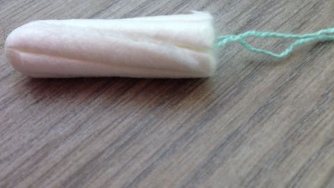 Ein Tampon liegt auf einer Holzoberfläche und wird als Werkzeug zum Fensterrahmen reinigen verwendet.