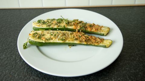 So lecker, einfach zubereitet und perfekt zu Gegrilltem: Gebackene Zucchini mit Kruste.