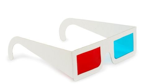 Blau-rote 3D-Brille liegt auf einem weißen Untergrund, um das Sehen für Menschen mit Rot-Grün-Sehschwäche zu verbessern.
