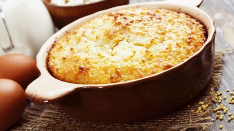 Mit Eiermilch wird dein Auflauf besonders locker und bekommt eine goldene Kruste, wie im Tipp für Soße mit Ei und Milch beschrieben.