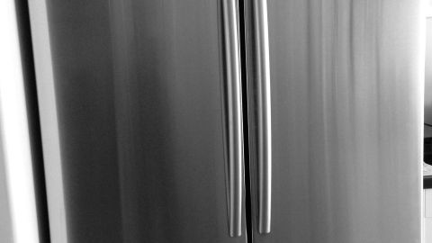 Der Kühlschrank steht im Raum und bleibt während des Betriebs stets eingeschaltet, ohne abzuschalten.