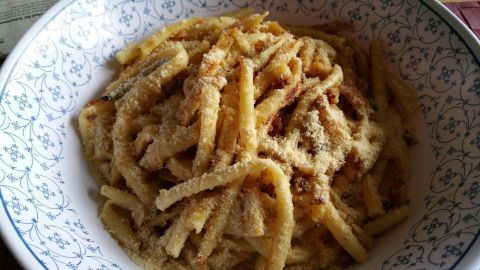 Makkaroni sind in einer Schüssel mit einer goldbraunen Paniermehl-Deckschicht angerichtet, appetitlich serviert.
