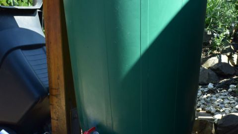 Mit einem selbstgebauten Sockel für die Regentonne gelangst du leichter an das Wasser – praktisch für jede Gießkanne im Garten.