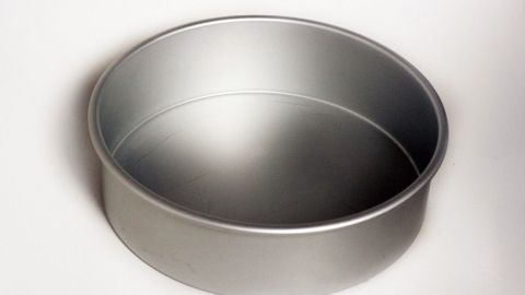 Eine silberne PME Backform steht auf einem weißen Hintergrund und ist leer, ideal zum Backen von Kuchen.